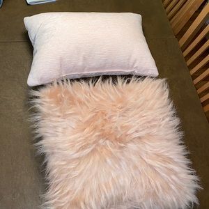 Set of 2 decorative pink pillows